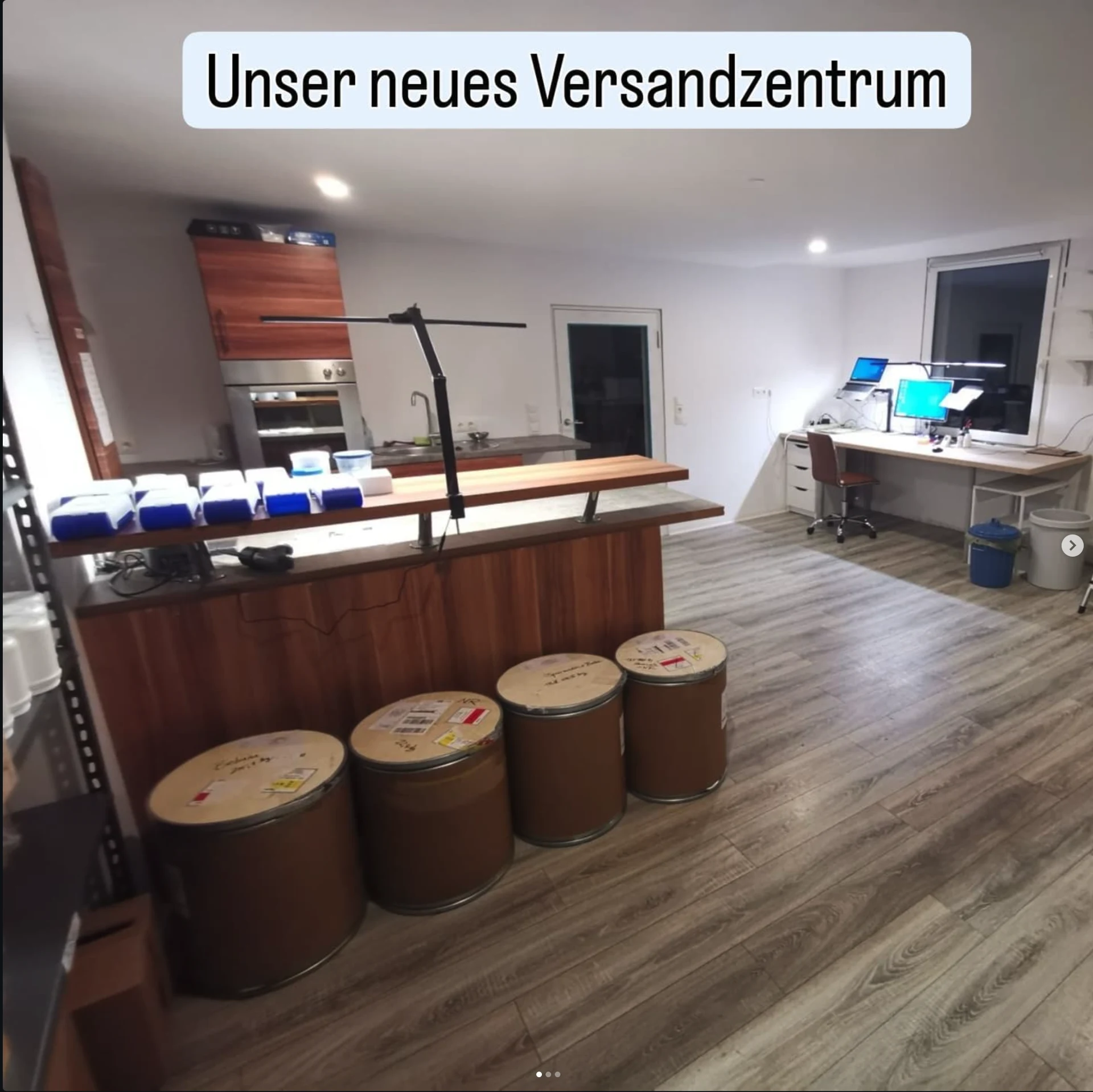 Unser neues Versandzentrum: Instagram-Aufnahme der DPN-Räume mit Arbeitsflächen und farbigen Bildschirmen